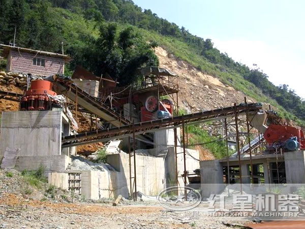 石灰石破碎加工現(xiàn)場(chǎng) 石灰石破碎加工現(xiàn)場(chǎng)