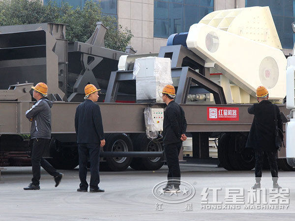 用戶來廠參觀試機(jī)移動式破碎站 用戶來廠參觀試機(jī)移動式破碎站